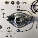 A rotor és alkatrészei. A zsinórvezető bonyolult műanyag és csúszó alkatrészeit két egyszerű golyóscsapággyal váltottam ki. A végeredmény a tökéletes, egyenletes forgás. (Fontos, hogy megfelelő hézagolás is szükséges!)