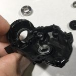 Ezen a képen látható, hogy a dobemelő rendszerhez tartozó "wormshaft" utólag a tengely elején kapott egy golyóscsapágyat. Ez a művelet már nem olyan egyszerű, mint az elődöknél, nagyobb odafigyelés és agyalás szükséges a hézagolásához és persze megfelelő hézagoló sem hátrány. Itt már mérni kell és precíznek lenni. A gyártó ugyanis módosított a házon (a csapágyfészken), aminek egyetlen logikus magyarázata az, hogy ne akarjuk utólag egyszerűen csapágyazni a tengely elejét, jó oda az a műanyag. A hacker viszont megoldja! 😊 Shimano Vanford 2500HG-A-dobemeleo_rendszer