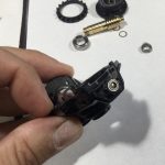 A wormshaft tengely hátsó vége is kapott egy golyóscsapágyat, ez különösebb bonyodalommal továbbra sem jár, de a hézagolással itt is észnél kell lenni. Shimano Vanford 2500HG-A-wormshaft tengely